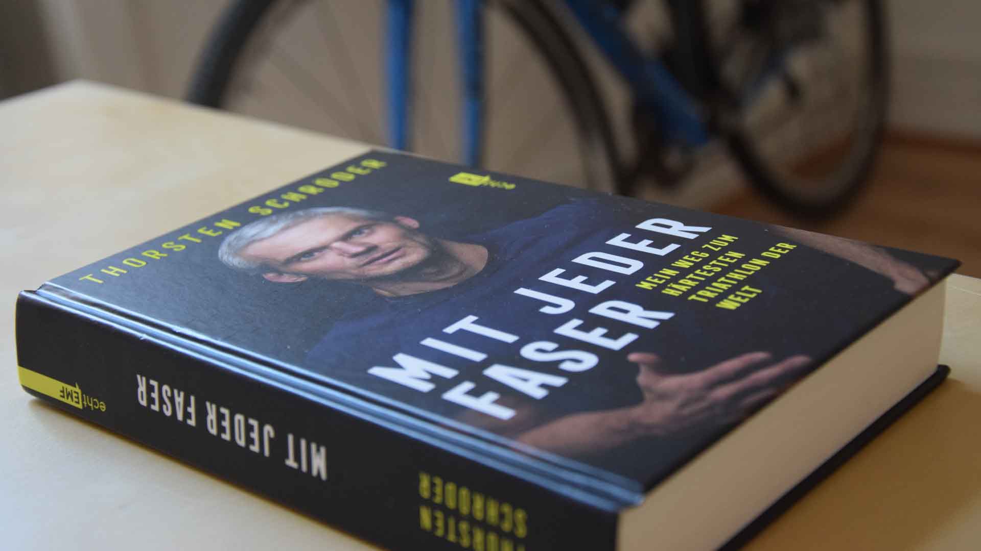 Bücher für Triathleten: Thorsten Schröder Autobiografie "Mit jeder Faster - mein Weg zum härtesten Triathlon der Welt"