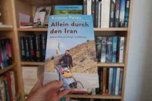 Rezension: Allein durch den Iran. Ein Buch über eine Läuferin, die alleine den Iran durchquert.